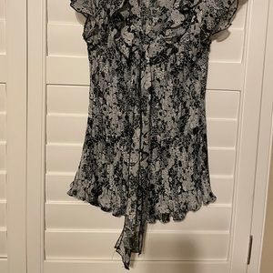 ❤️‍🔥$5❤️‍🔥Claudia Richard very nice accordion sheer dressy top